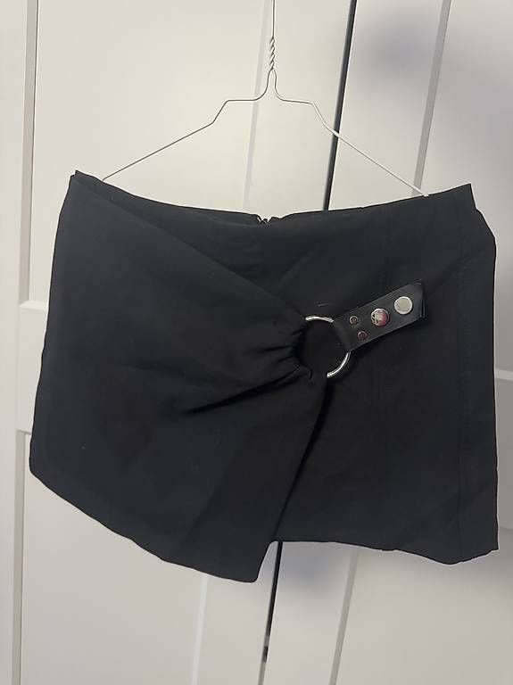 Gonne: Skort Schwarz Bershka – Usato da Luzern venduto da _.Horizon._