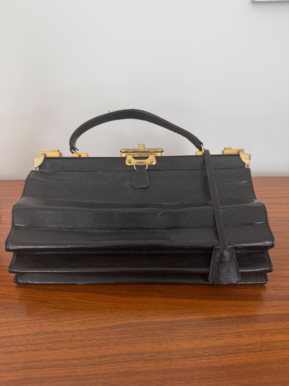 Borse da donna: Ancien sac en cuir noir – Usato da giffers venduto da sev_c9x9 1