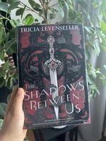 The Shadows between us von Tricia Levenseller