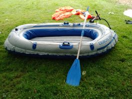 Bateau pneumatique avec pagaie et pompe et 4 gilets!Superbe
