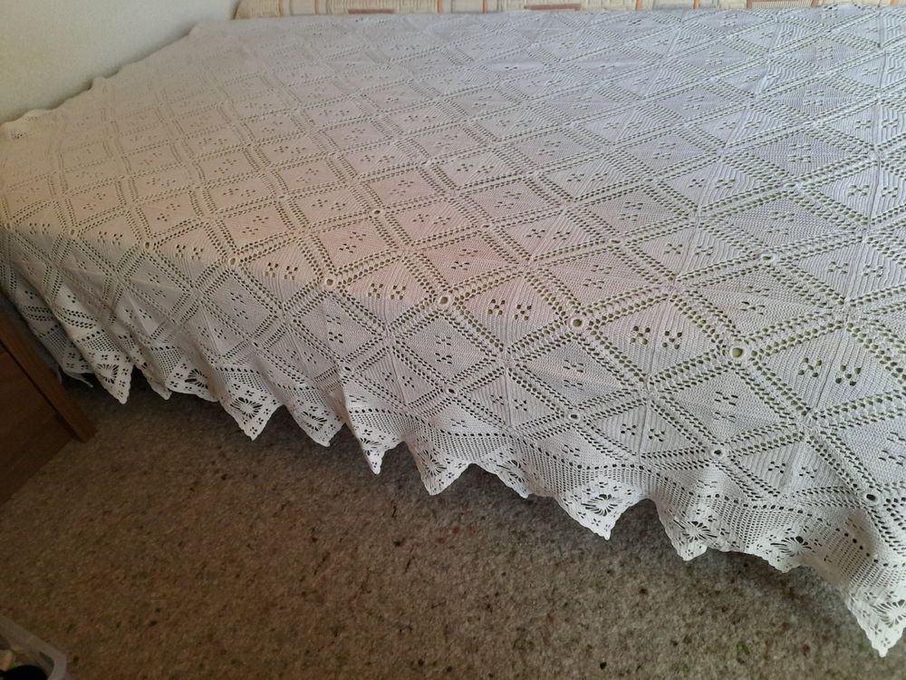 Dessus de lit, rideau avec belle broderie main, dentelle sur toile lin fin - Passion de blanc