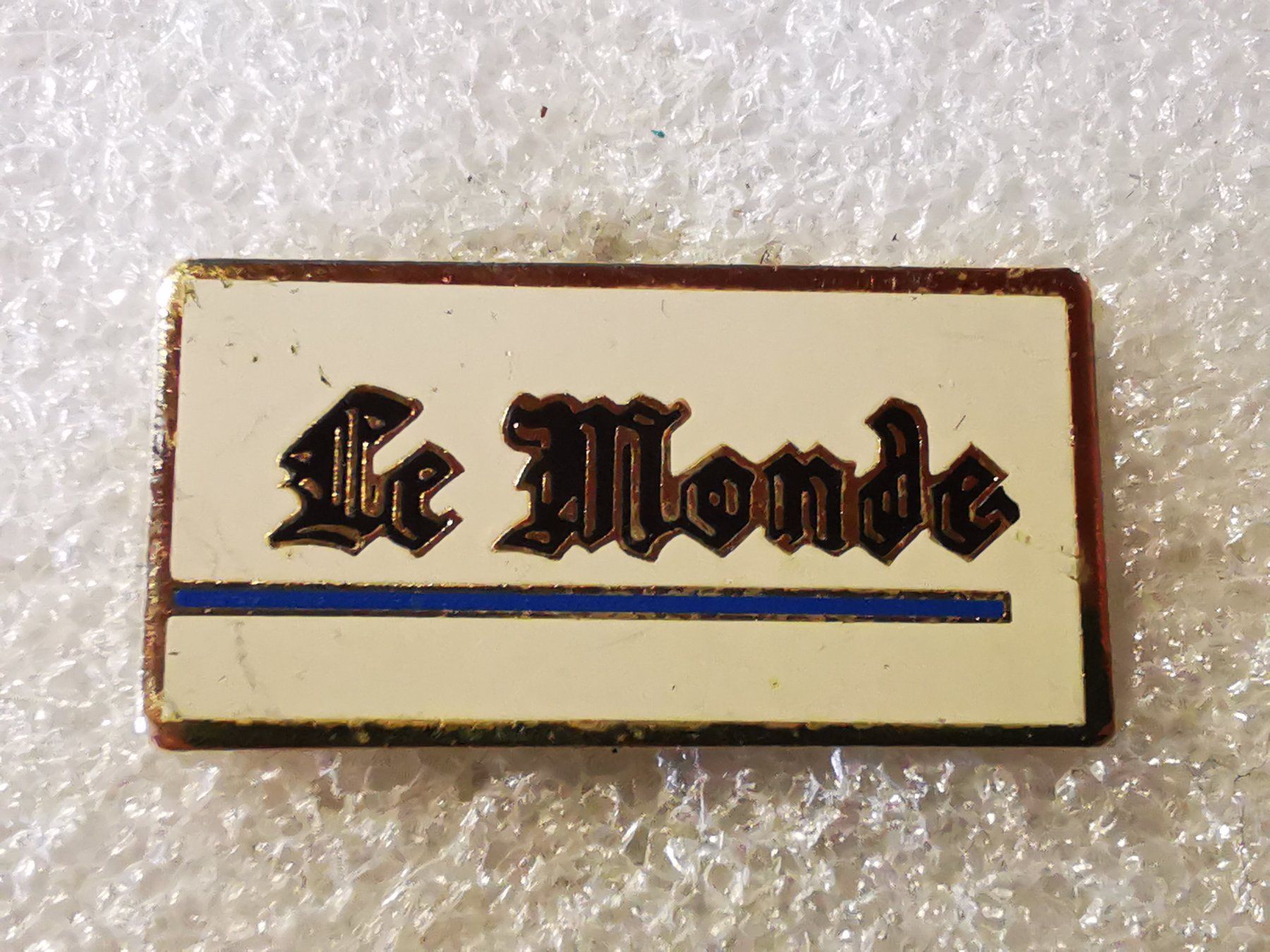 Placchette & Badge: Ansteckpin 147: Le Monde – Usato da Oppligen venduto da Pin-Fall-Shop