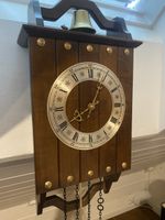Rustikale Holz-Wanduhr mit Glocke