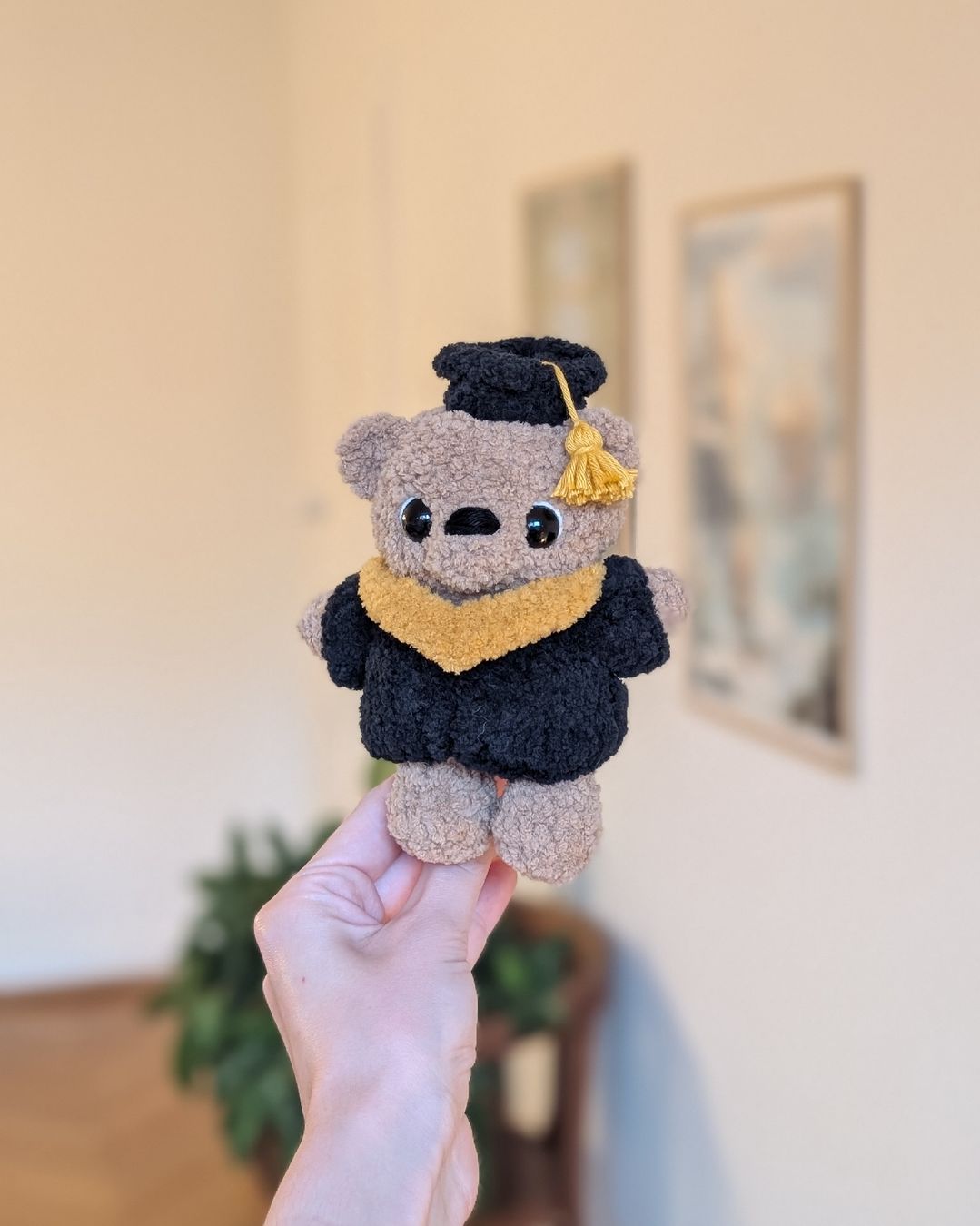 Statuette: Gehäkelter Teddybär mit Abschlusskleidung – Nuovo (secondo la descrizione) da Basel venduto da ron_96vl 1