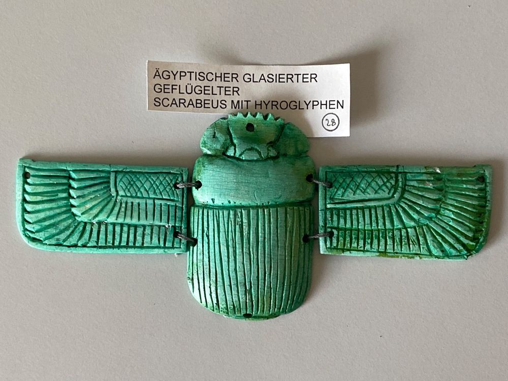 Ägyptischer Glasierter Geflügelter Scarabeus mit Hyroglyp. | Kaufen auf ...