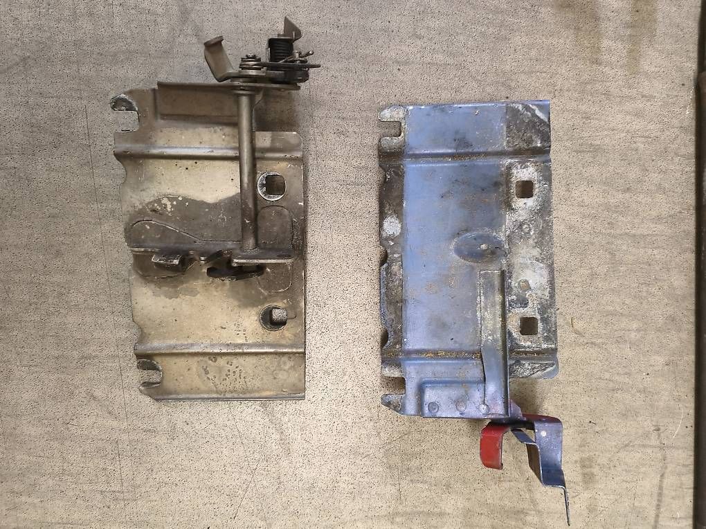 Tutti pezzi di ricambio auto: 2 support fermeture capot avant Renault R8  – Usato da Riaz venduto da B7turbo1