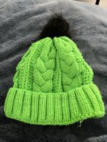 Grüne Winter Mütze mit Bommel - Warm und Trendig!