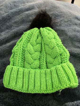 Grüne Winter Mütze mit Bommel - Warm und Trendig!