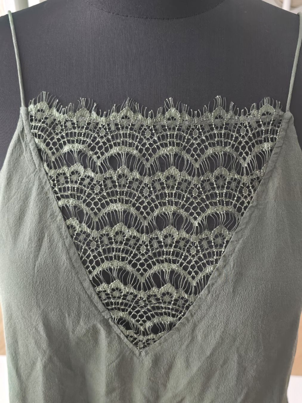 Top: Seiden Top olivgrün mit Spitze – Nuovo (secondo la descrizione) da Zürich venduto da ale_bg2x 4