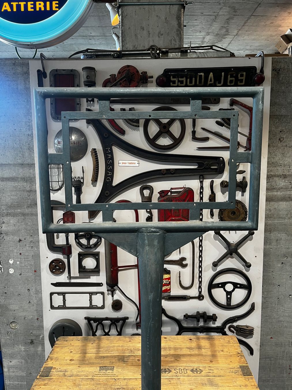 Ecriteaux: Altes Schild / Wegweiser auf Betonsockel – D'occasion à Luzern par Fracht-Design 5