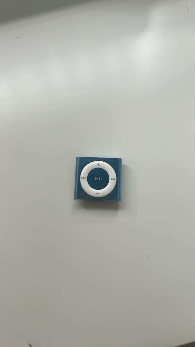Apple Tragbarer Mediaplayer: Apple iPod Shuffle 2nd Gen blue used – Defekt aus Dübendorf von leeaur