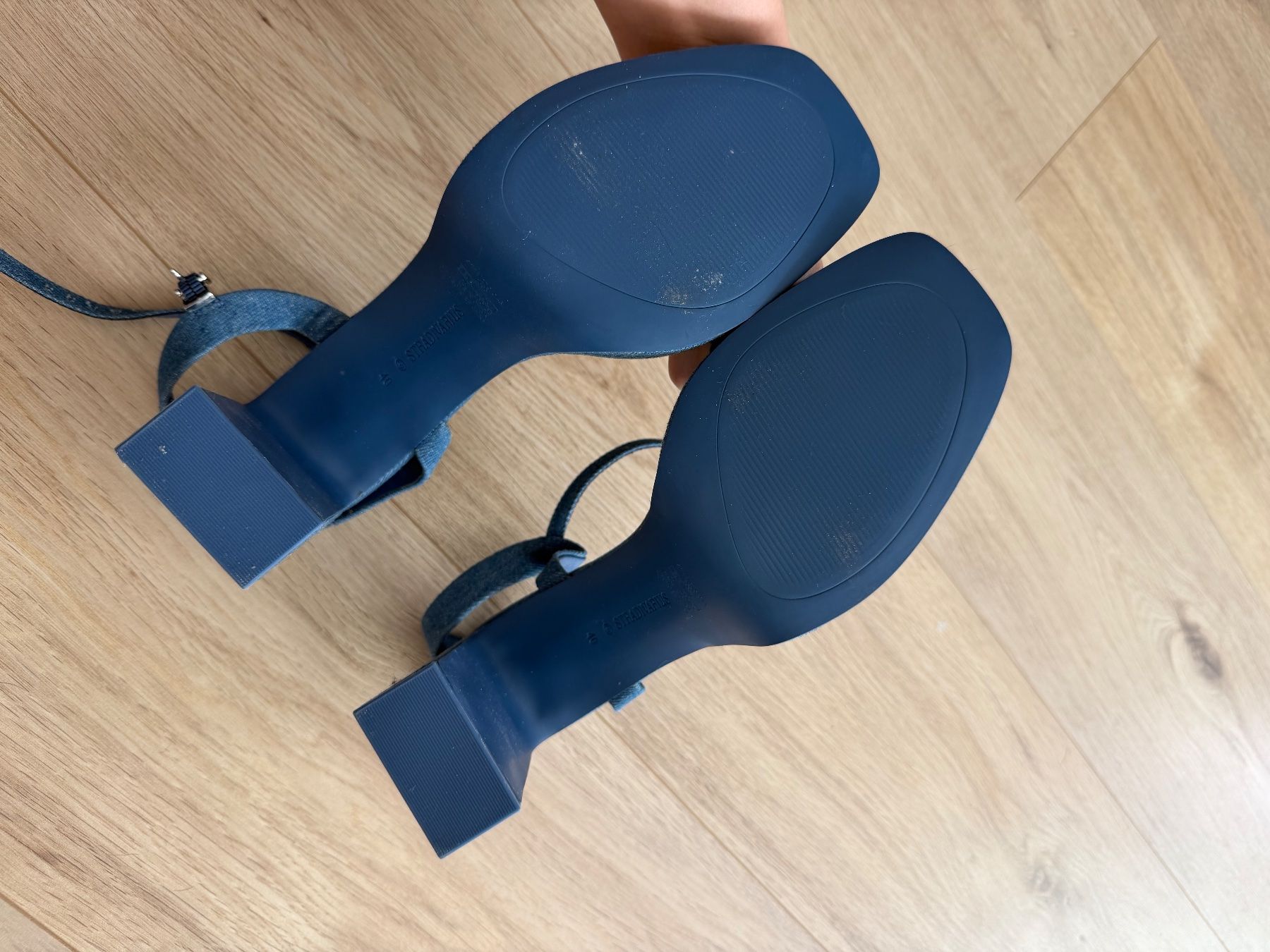 Stradivarius Scarpe da donna: Neue hochhackige Jeans-Sandalen. Stradivarius. – Nuovo e nell'imballaggio originale da Ittigen venduto da zaf_6sy9 5