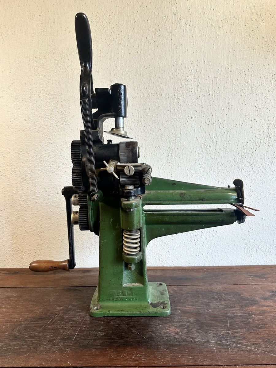 Alle Maschinen: Landis Leather Slitting Machine - Vintage Craft Tool – Gebraucht aus Elsau von MANWITHVAN 1