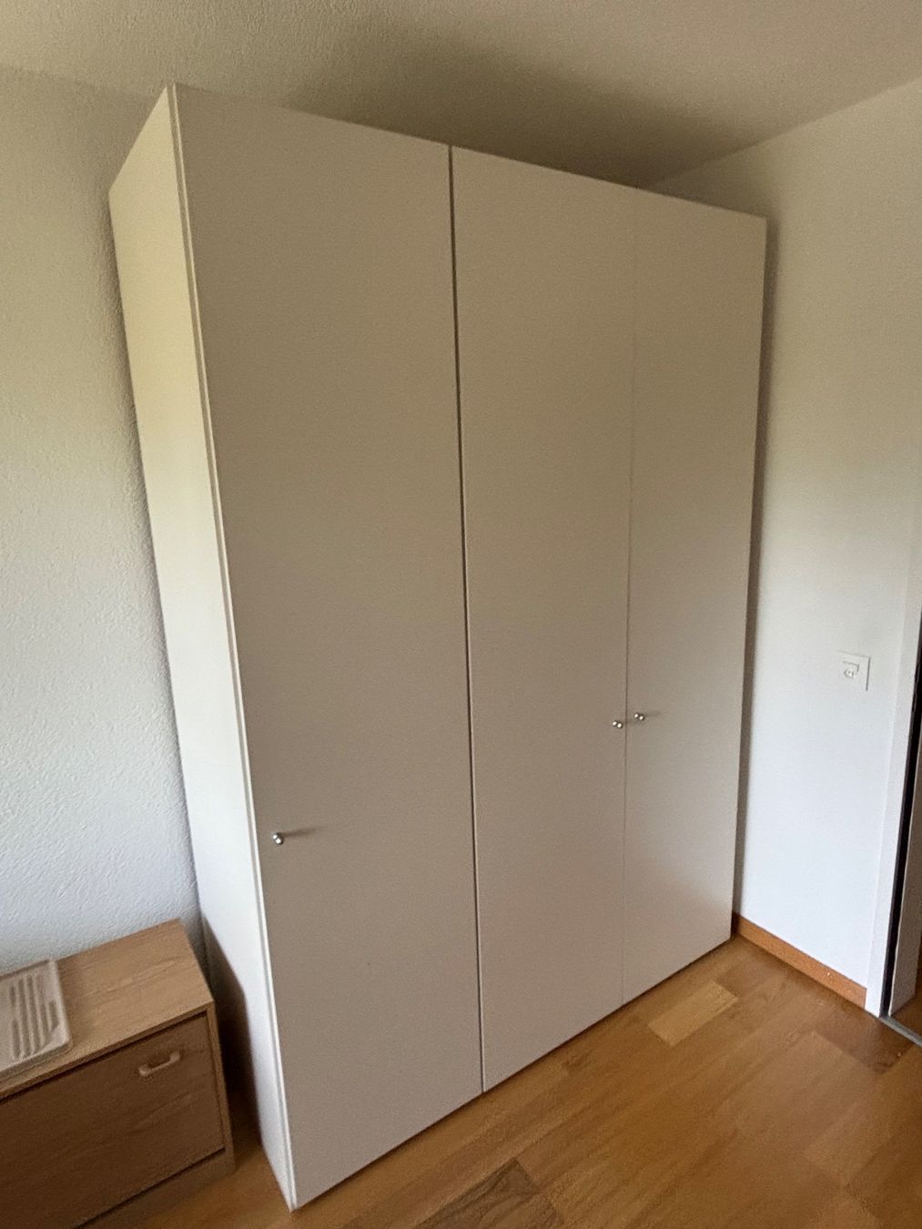Armadi: Kleiderschrank mit Regalen und Kleiderstange gut – Usato da Hinterkappelen venduto da Sstucki0