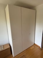 Kleiderschrank mit Regalen und Kleiderstange gut