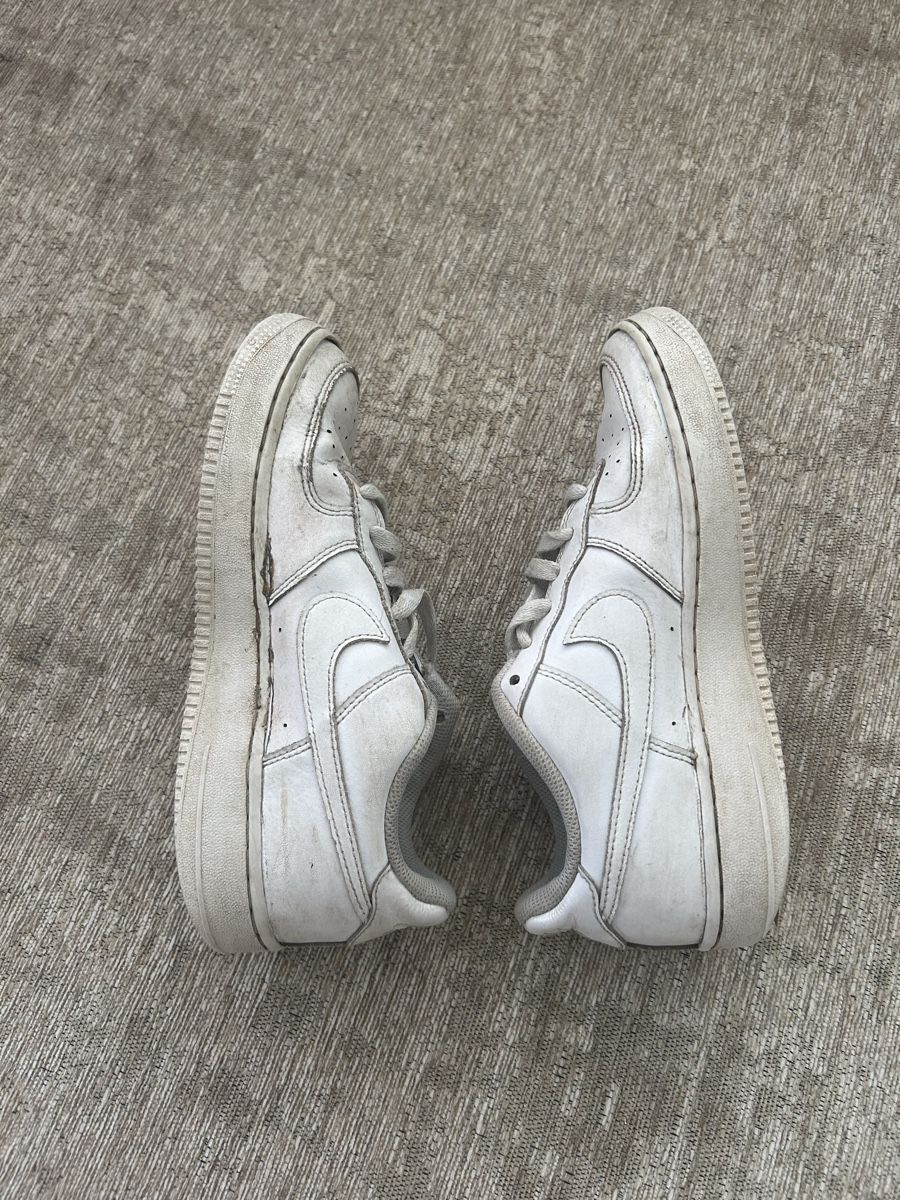 Nike Scarpe da uomo: Baskets Nike Air Force 1 blanches taille 38,5 usées – Usato da St-George venduto da elena27 3
