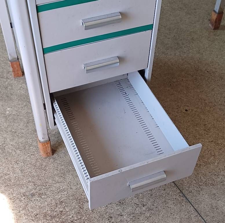 Tische: Table métallique avec chaise à roulettes – Gebraucht aus Bretigny-Morrens von LaureLM 1