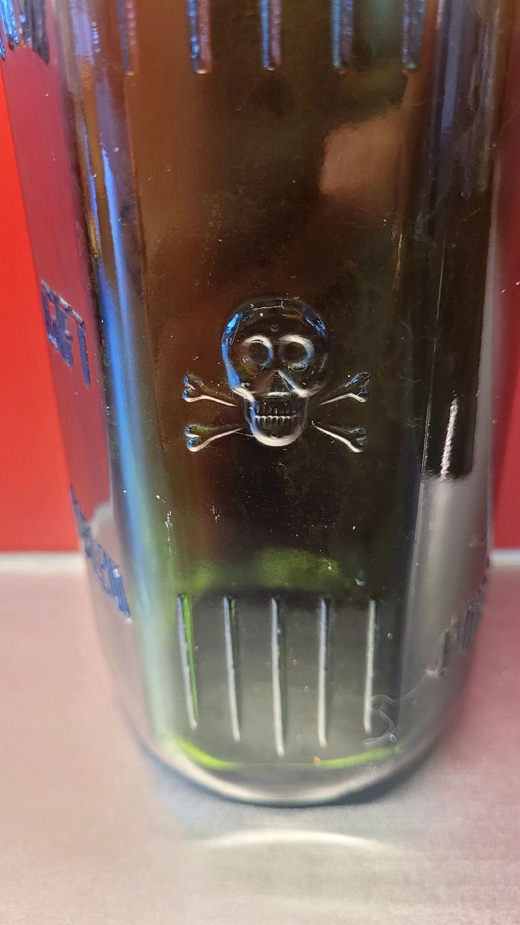 Bicchieri: alte Glasflasche "Gift" mit Deckel – Usato da Winterthur venduto da Barbarav