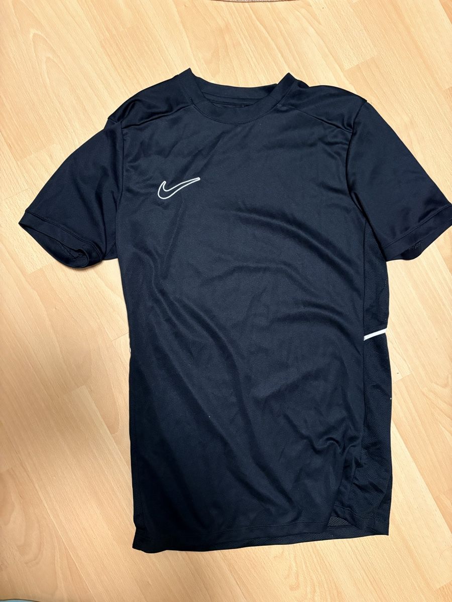 Nike T-shirt: Nike T-Shirt – Nuovo (secondo la descrizione) da Herzogenbuchsee venduto da Gd.5