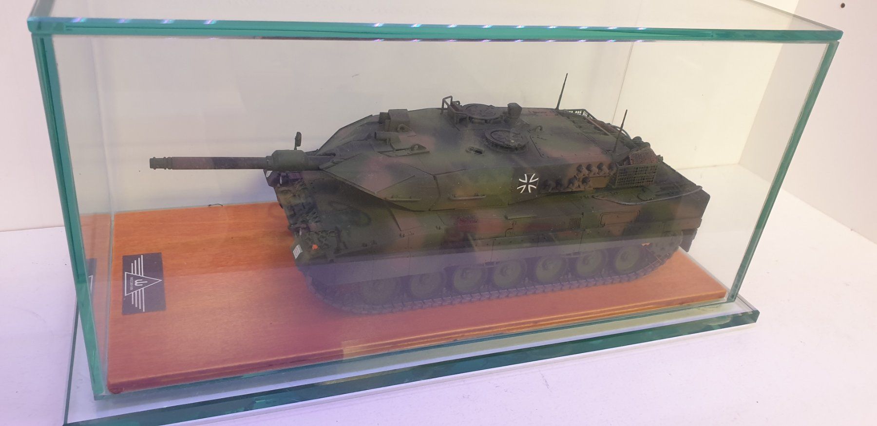 Kit di modellismo & Modellini statici: Modell Panzer Leopard 2A7+ mit Vitrine Top Zustand – Usato da Neuenhof venduto da ludovicco