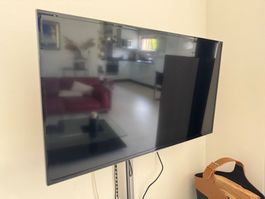 Samsung 40-Zoll-TV HG40ED470BK mit Wandhalterung