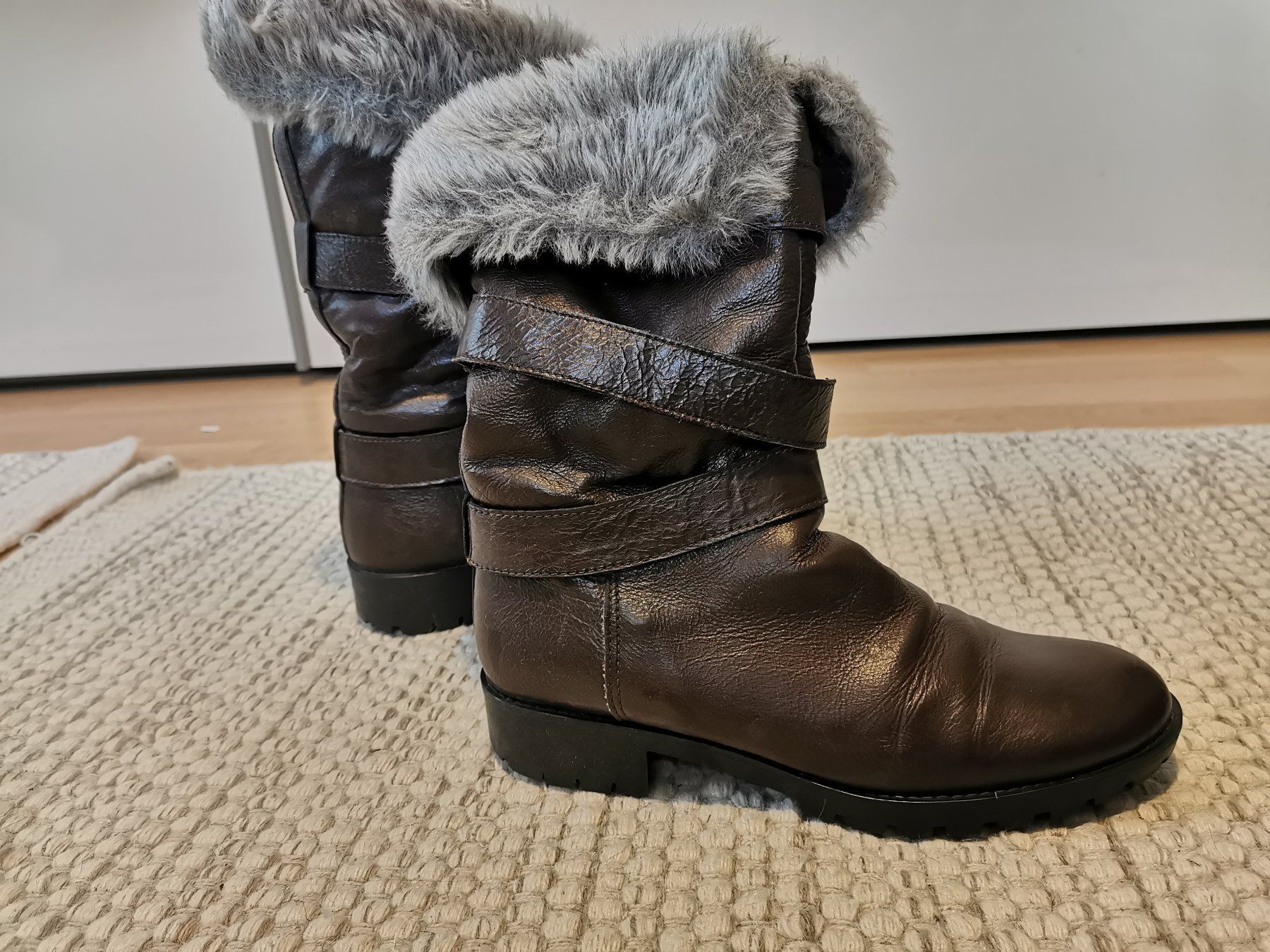 Scarpe da donna: Bata Lederstiefel mit Fellbesatz – Usato da Luzern venduto da buypie