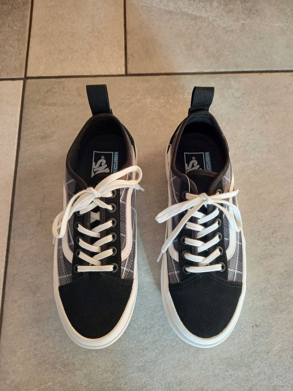 Vans Scarpe per ragazze: Vans Old Sko neuves 37 – Nuovo e nell'imballaggio originale da Sembrancher venduto da calimerora 1