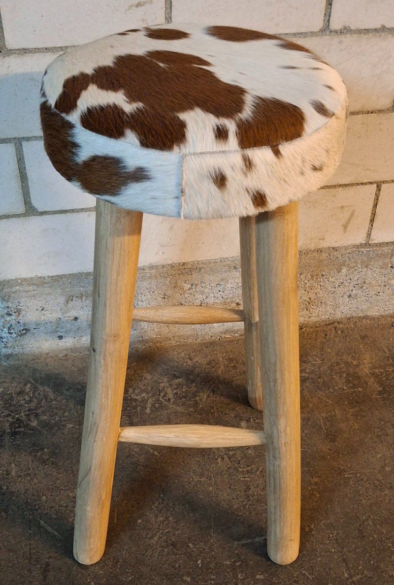 Sgabelli: Barhocker mit Fellbezug - Holzbeine - neu – Usato da Weggis venduto da Mylemontree