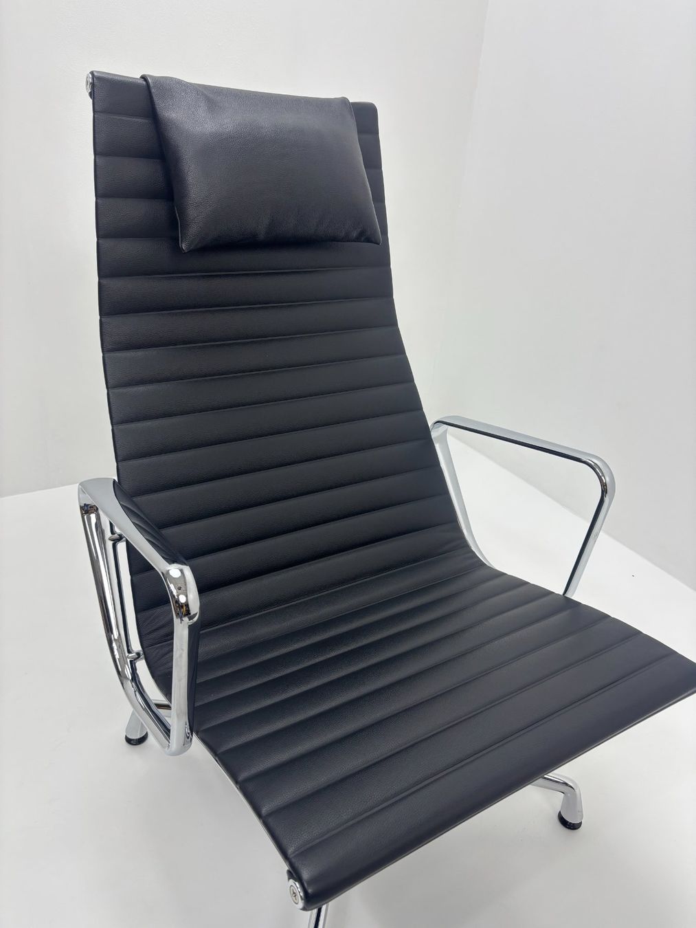 Vitra Poltrone: Eames Vitra EA 124, EA 125  Lounge - Nero Leder / Cuir – Usato da La Sarraz venduto da swq_1hv 8