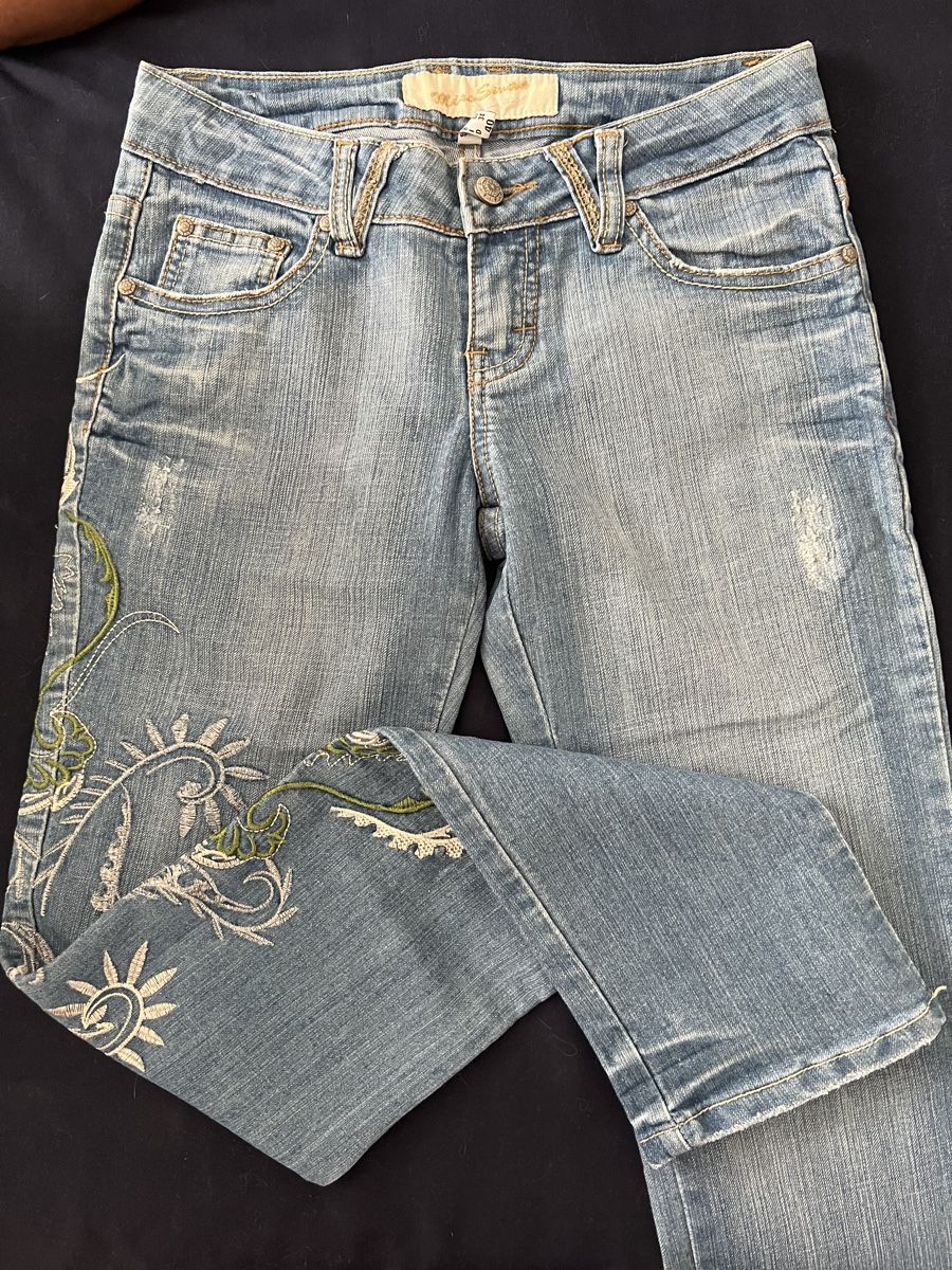 Jeans: Jean bleu clair brodé, taille 36 – Usato da Ropraz venduto da Angy.ruiz
