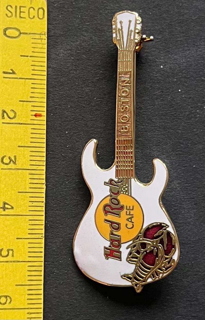 Hard Rock Cafe Placchette & Badge: Boston/ E-Gitarre Hard Rock Café /moderner Anstecker – Usato da Ostermundigen venduto da DaxKarten-75