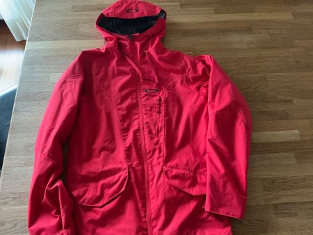 Rote Snowboardjacke von Oakley