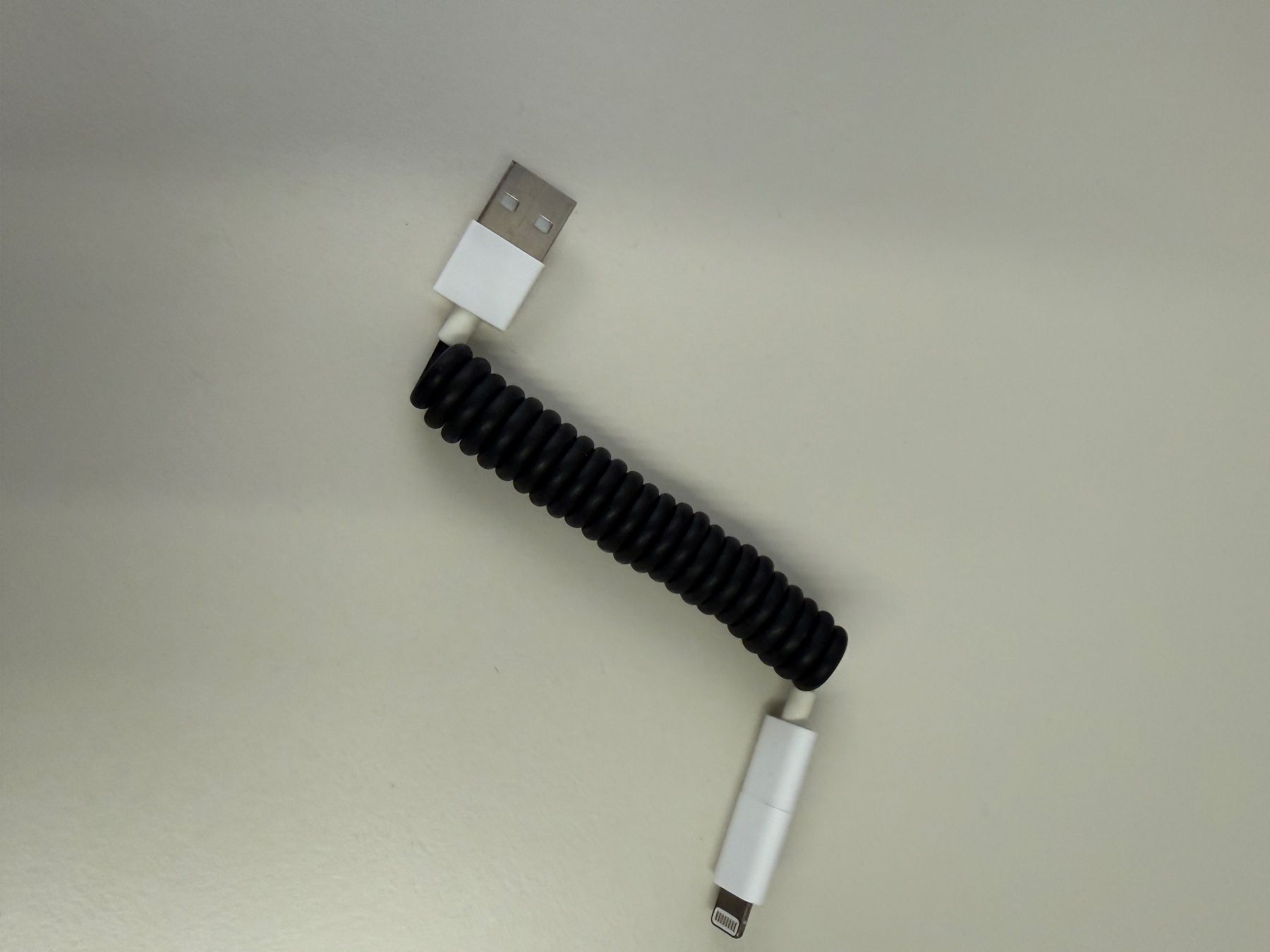 Apple Cavi: iPhone Ladekabel, USB, Spiralkabel, neuwertig, Top! – Usato da Kirchlindach venduto da Ibag70