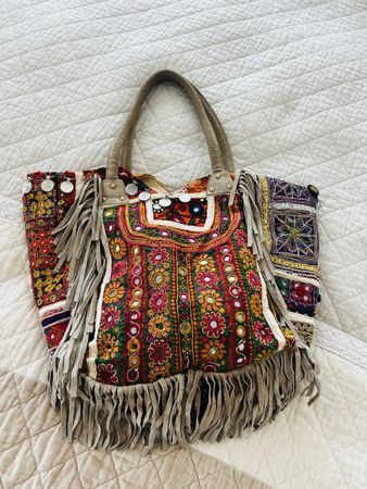 Tasche mit Fransen und Stickereien bunt guter Zustand