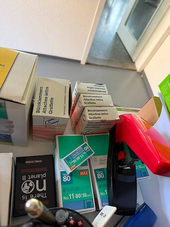 Ordner: Diverses Büromaterial zu verschenken – Gebraucht aus Sursee von man_t6lz 4