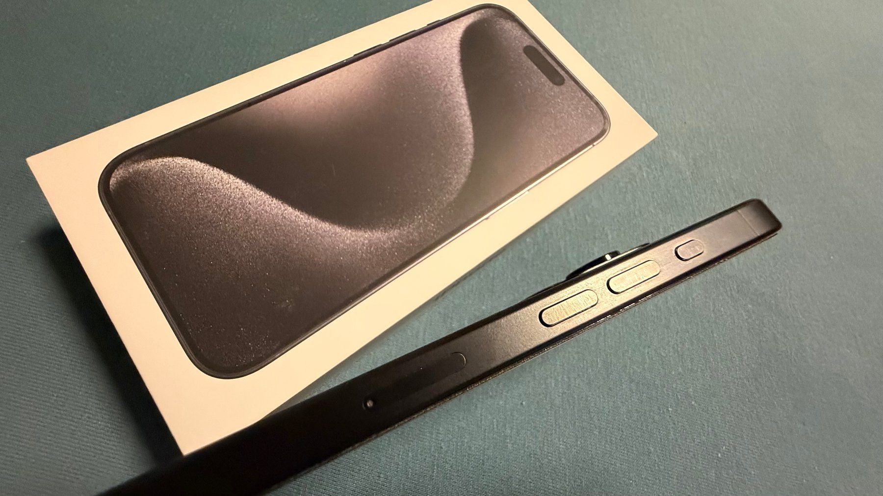 Apple Portables: iPhone 15 Pro,128 GB,Black Titanium – D'occasion à Obergerlafingen par Moorfrosch 4