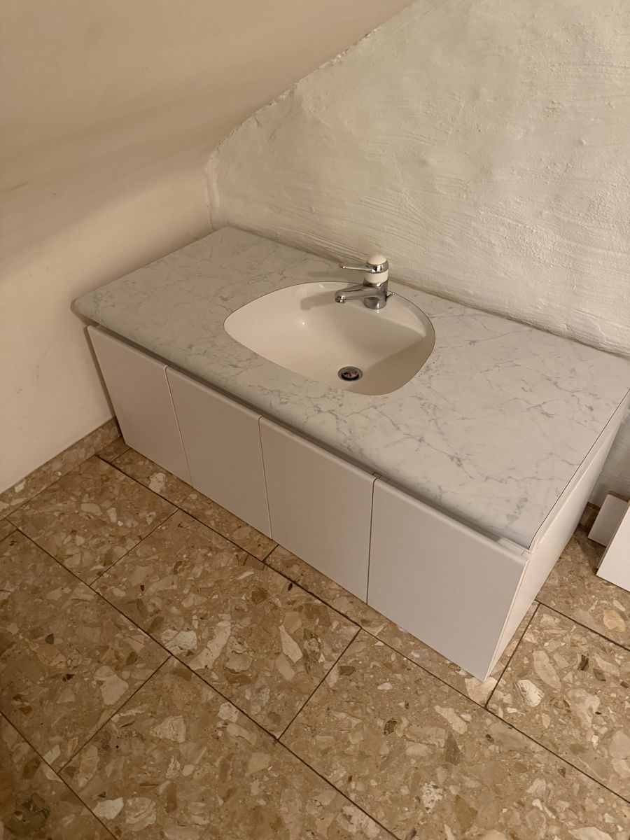 Badezimmermöbel: Waschtisch mit Unterschrank weiss Marmoroptik – Defekt aus Niederbuchsiten von Landin