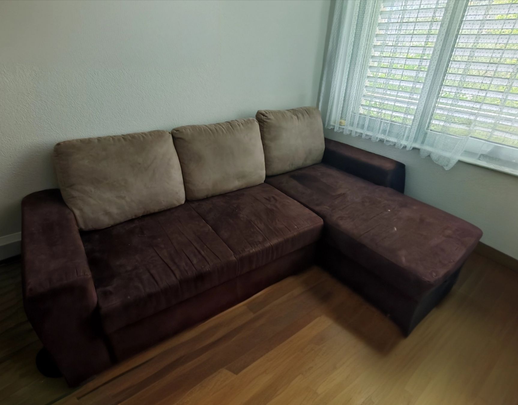 Divani: Kompaktes Ecksofa mit Bettfunktion und Stauraum – Usato da Lyss venduto da AdiTrade