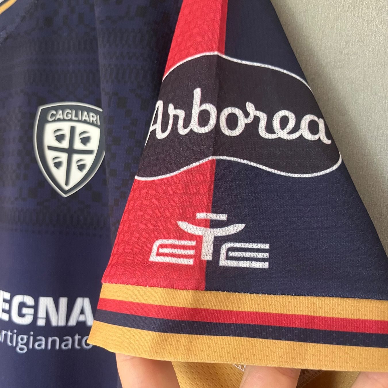 Adidas Canottiere & Pantaloni: Cagliari Calcio Trikot EYE – Usato da Winterthur venduto da LaBodega 3