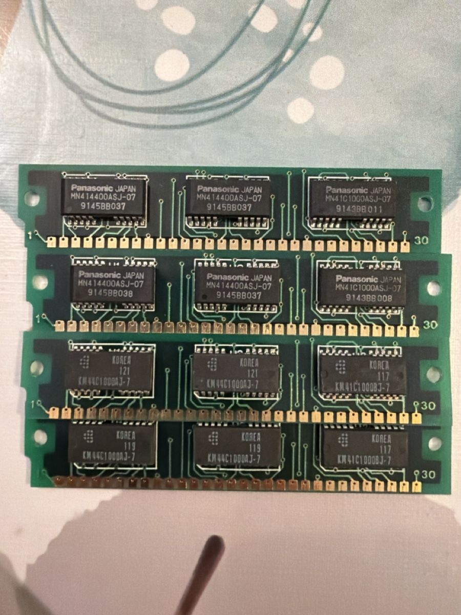 Mémoires / RAM: Barrettes RAM SIMM-30 – Défectueux à Martigny par capri2800