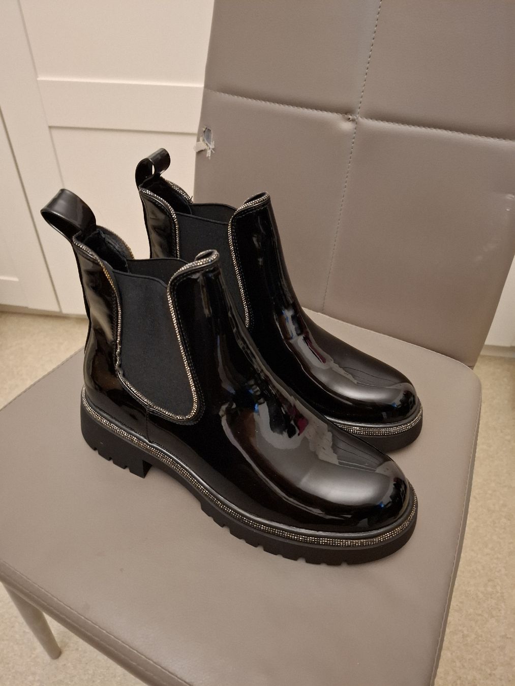 Damenschuhe: Bottines vernies noires stylées – Neu und originalverpackt aus Oberengstringen von Jmiri