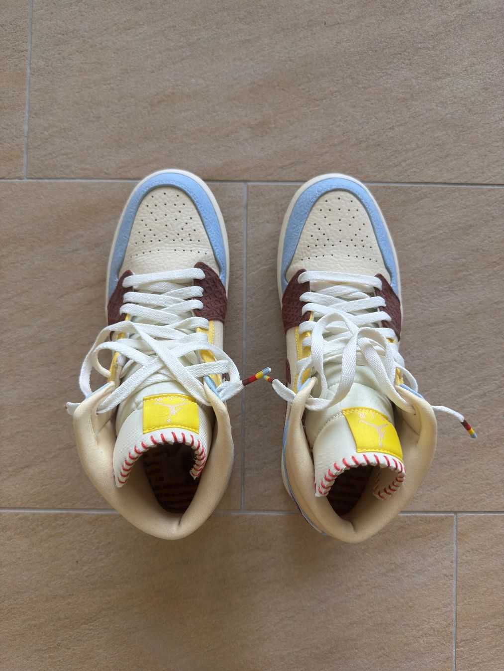 Jordan Scarpe da uomo: Jordan 1 mid Maison Chateau Rouge 9.5 US – Nuovo (secondo la descrizione) da Châtel-St-Denis venduto da Lou_Hock 1