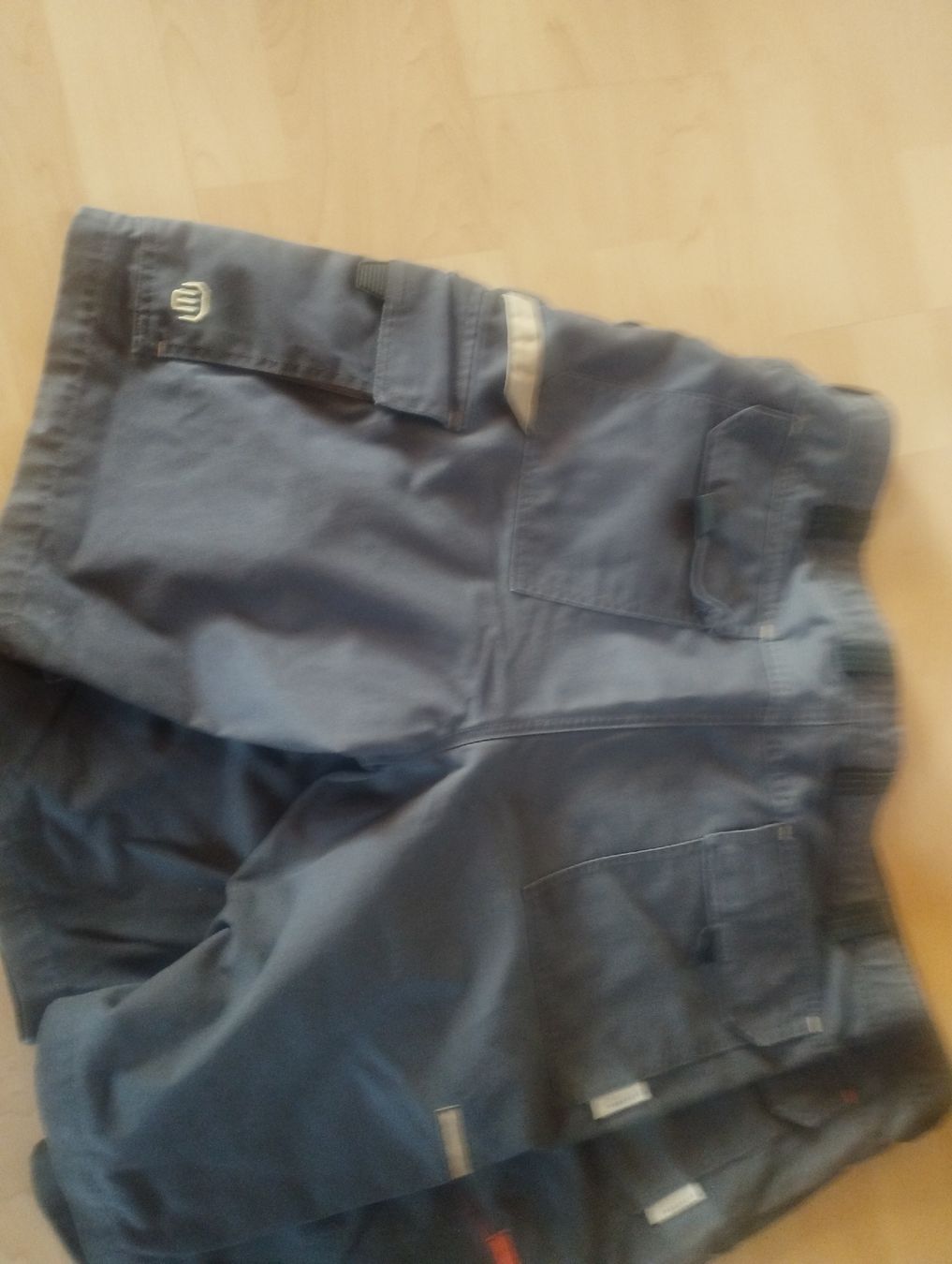 Lotti di vestiti: 3 gebrauchte Arbeitsshorts grau 54 – Usato da Zetzwil venduto da Schoggimus 3