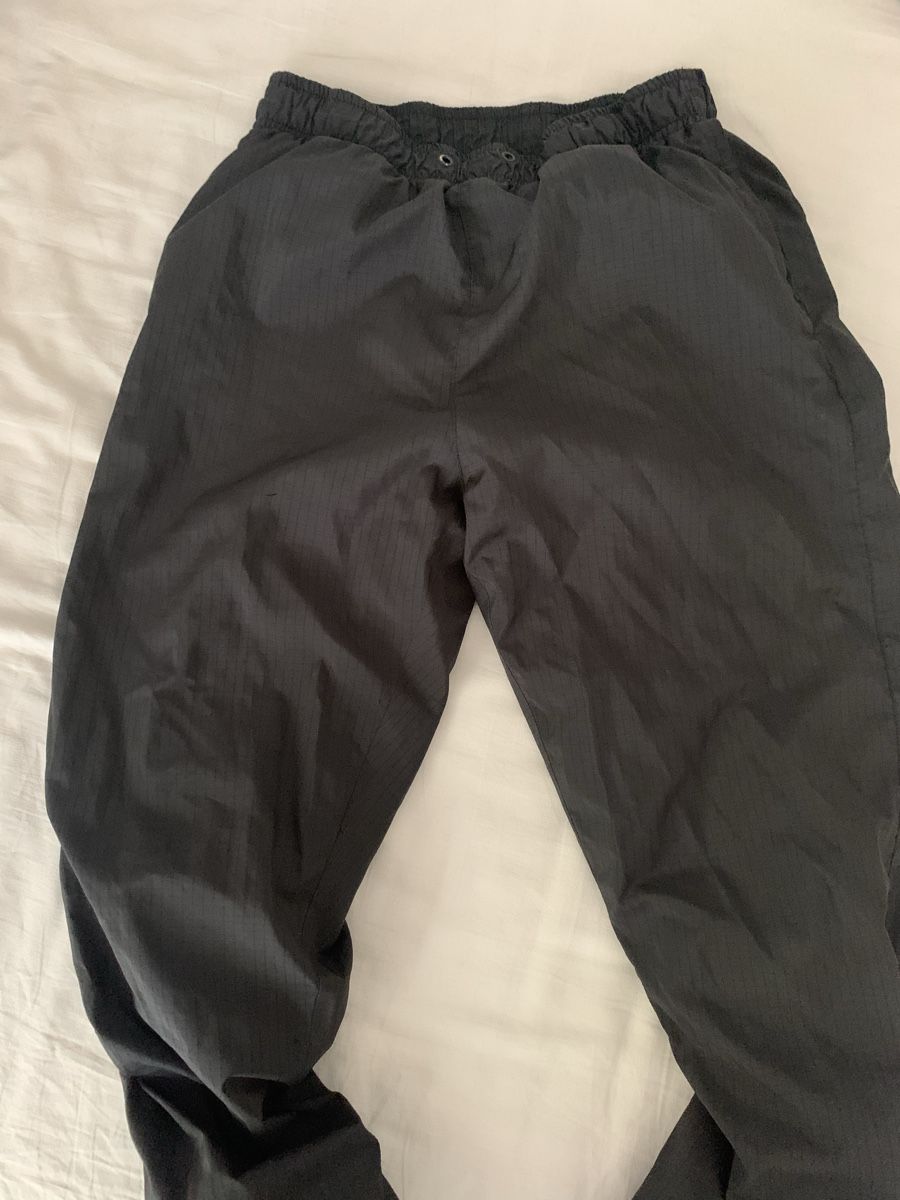 Hosen: Training de sport noir avec taille élastique – Gebraucht aus Biel/Bienne von oswesventes