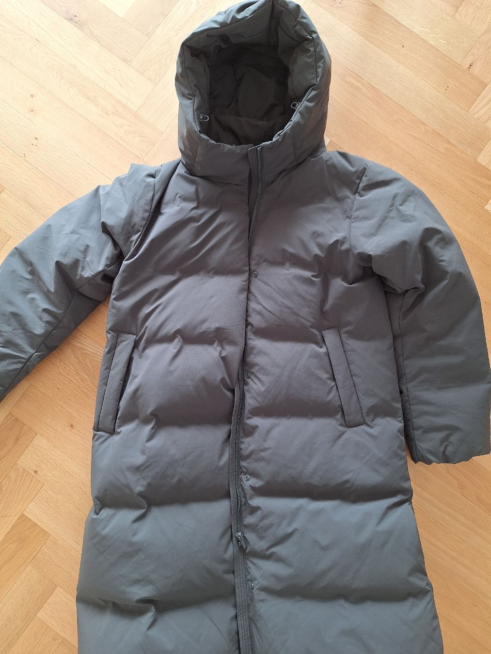Uniqlo Mäntel: Uniqlo Olive Green Seamless Down Long Coat - Winter M – Gebraucht aus Cham von Drukkerij 5