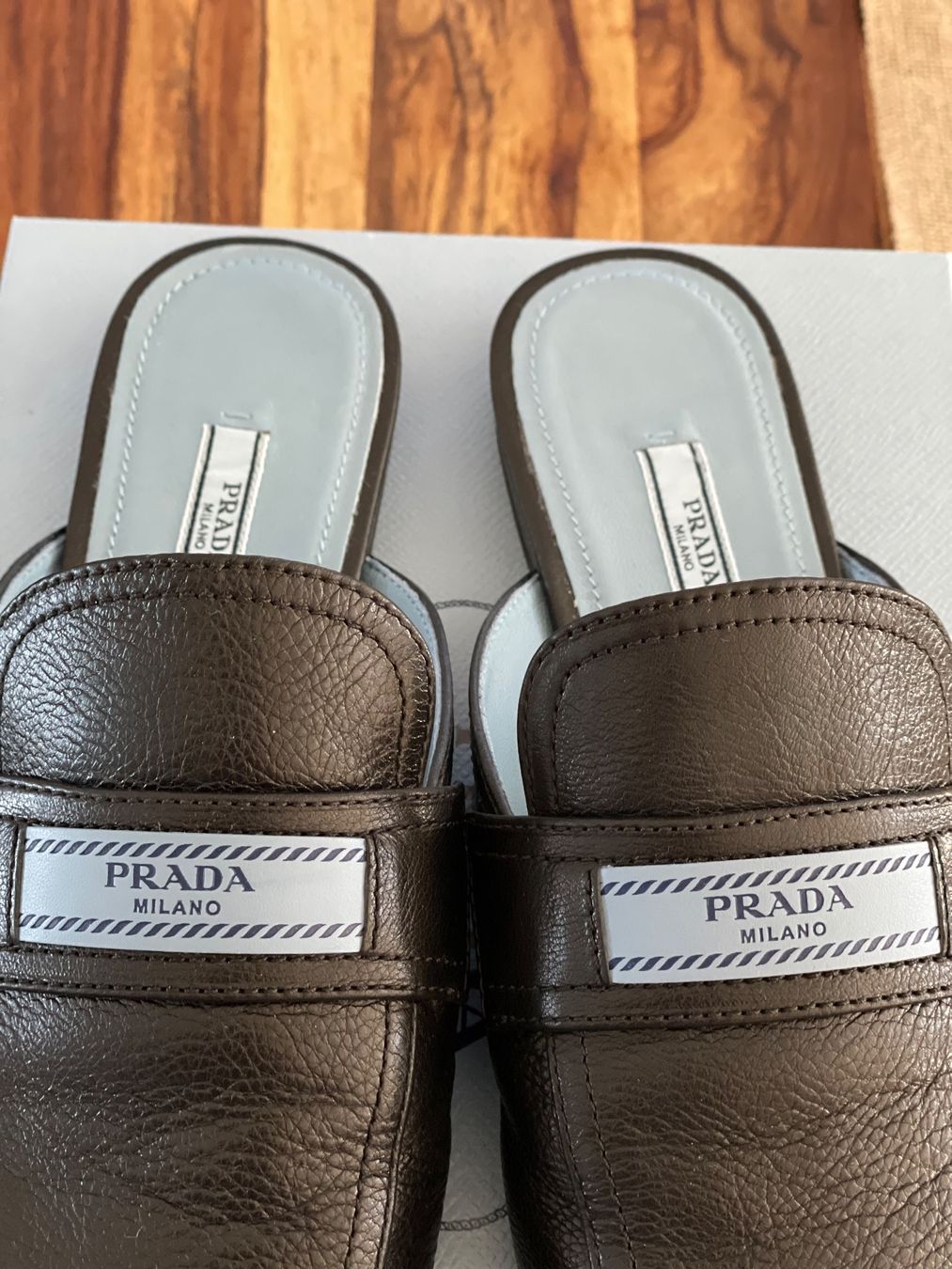 Prada Scarpe da donna: Prada Leder-Mules mit Logo-Patch Neuwertig – Usato da Felben-Wellhausen venduto da begean 4