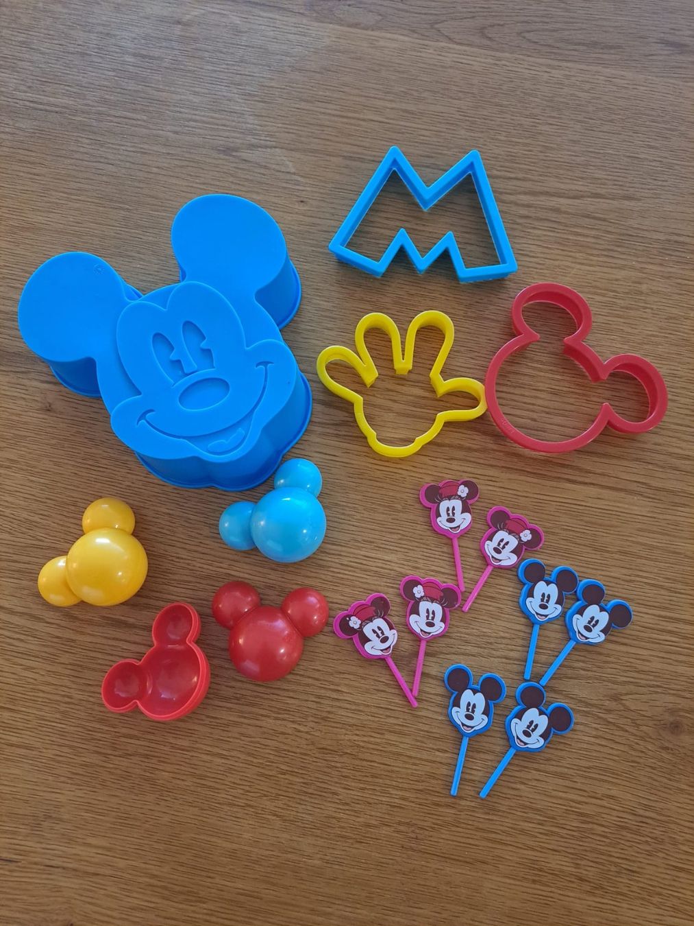 Backformen: Backset Mickey mouse, Tortenform, Lollipops, Keksform – Gebraucht aus Massagno von Michaela.F