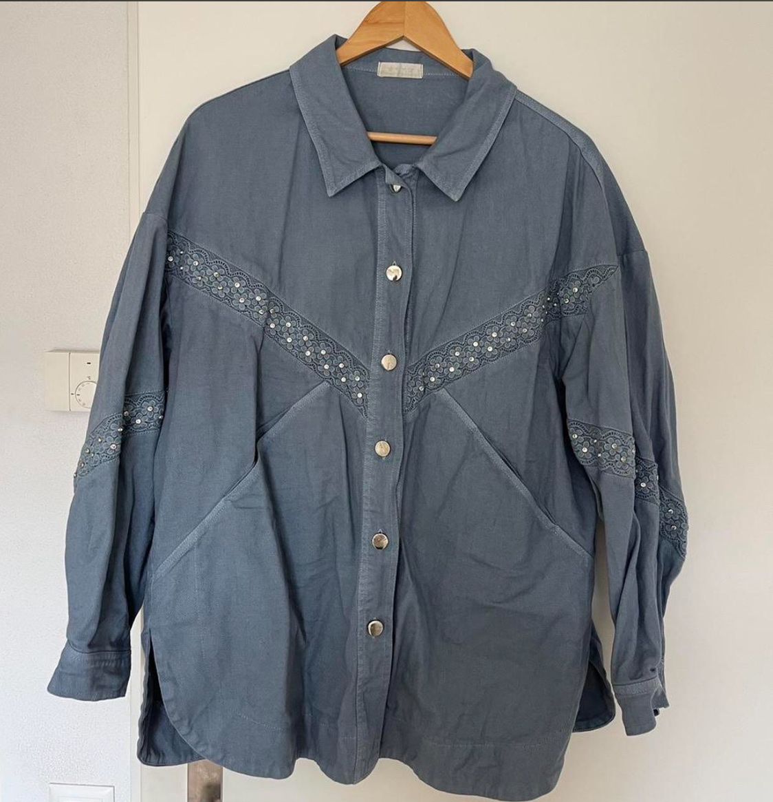 Giacche: Cute blue denim jacket, size M, like new – Nuovo (secondo la descrizione) da Zürich venduto da cel_cw9k 1
