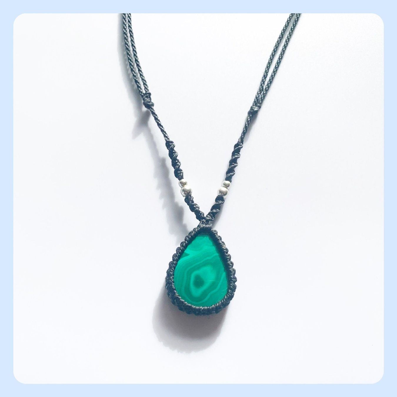 Catenine: Malachit  Kette aus Makramee – Nuovo e nell'imballaggio originale da Zürich venduto da MEVAS-Schmuck