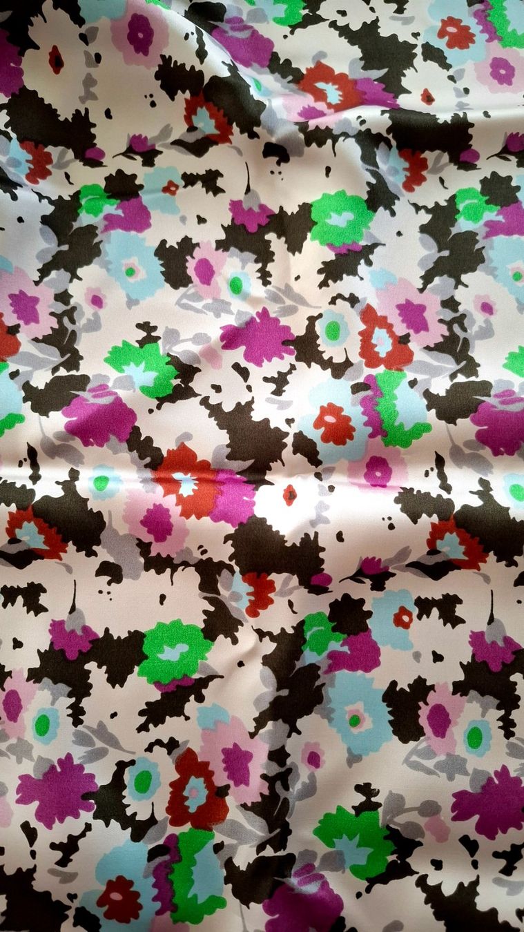 Tessuti: SEIDENSTOFF MIT BLUMENMUSTER, 400 x 110 CM – Usato da Grüningen venduto da Kartensammler 2